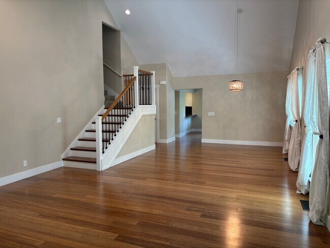 Building Photo - Large 4 Bedroom 3 bath Home, Plus Bonus Ro...