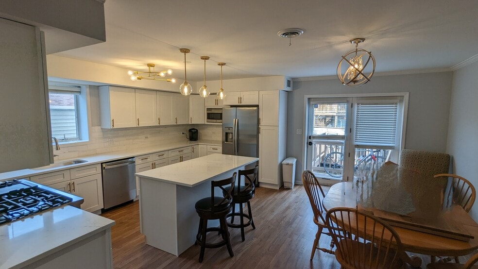 Eat in Kitchen - 1823-2 N Clybourn Ave