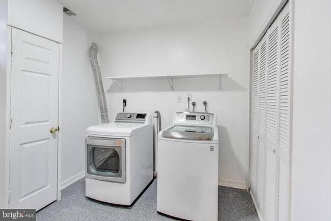 Building Photo - 16 Orchard Dr