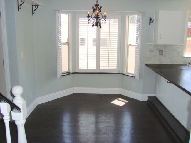 Building Photo - STUNNING TOWNHOME 2 BED 2.5 BATH 2 CAR GARAGE NORTH PARK/HILLCRES