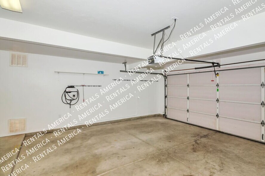 Building Photo - 1150 W Masters Cir