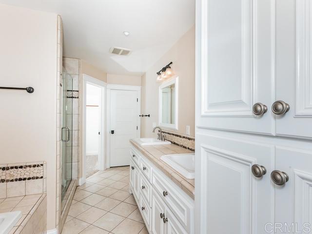 Building Photo - 2063 Cambridge Ave