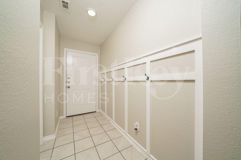 Building Photo - 407 Milo Way