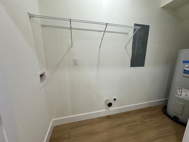 Building Photo - Gorgeous townhome on Candlers Mt! Close to LU. First month rent half off special!