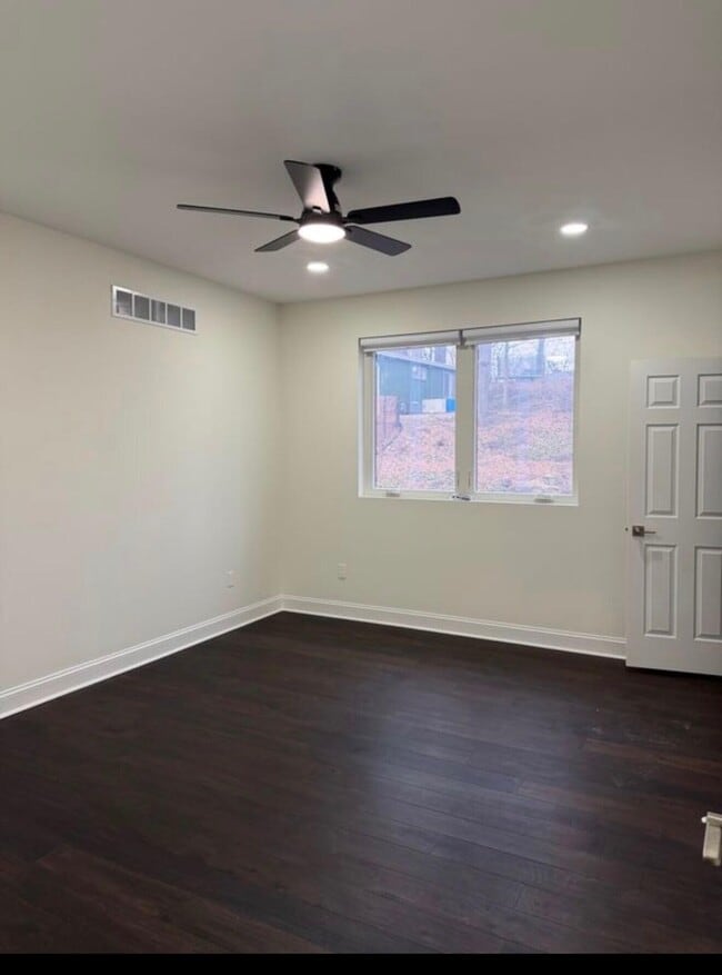 Building Photo - 2594 Eastlawn Ave