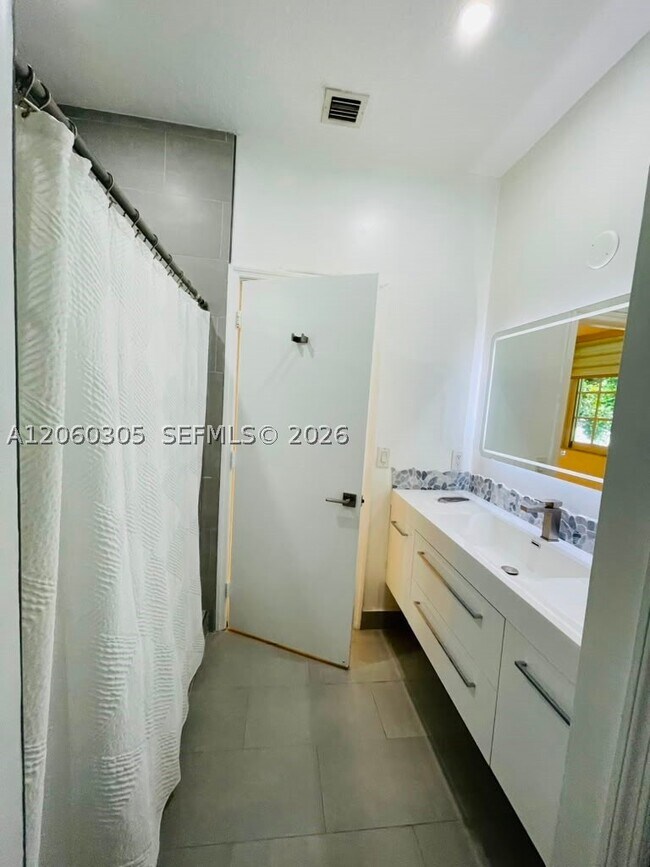 Building Photo - 790 SW 107th Ave