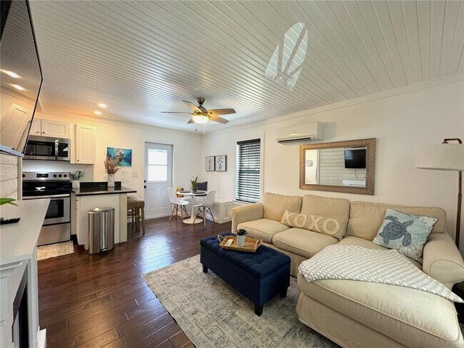 Building Photo - 222 NE 1st Ave