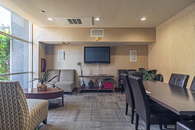 Building Photo - 555 Front St