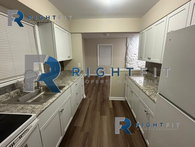 Building Photo - Charming House in Dayton