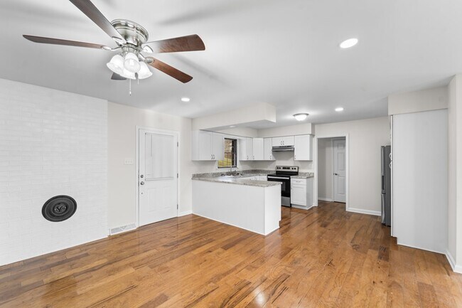 Building Photo - 983 Beverly Dr