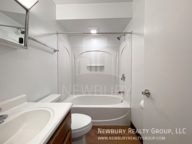 Building Photo - Spacious 2-Bedroom Apartment in a Serene C...