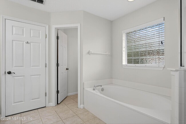 Building Photo - 2407 Southern Links Dr