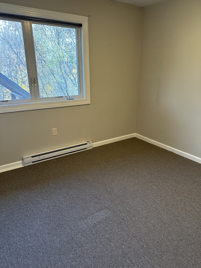 Master bedroom - 573 Bay Rd