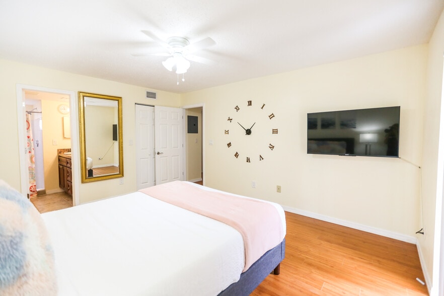 Building Photo - 2489 Sweetwater Club Cir