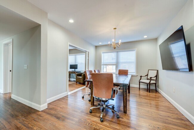 Building Photo - CONDO ON THE HILL 3 BED 1 BATH - Hardwood ...