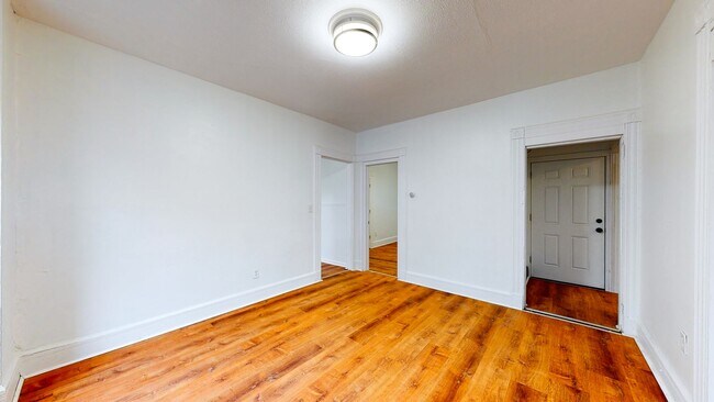 Building Photo - Spacious, Fully Renovated 3BR in Prime Eas...