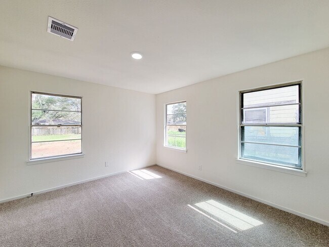 Building Photo - This beautifully remodeled 3-bedroom, 2-bathroom home in the heart of Lake Jackson, Texas, offers...