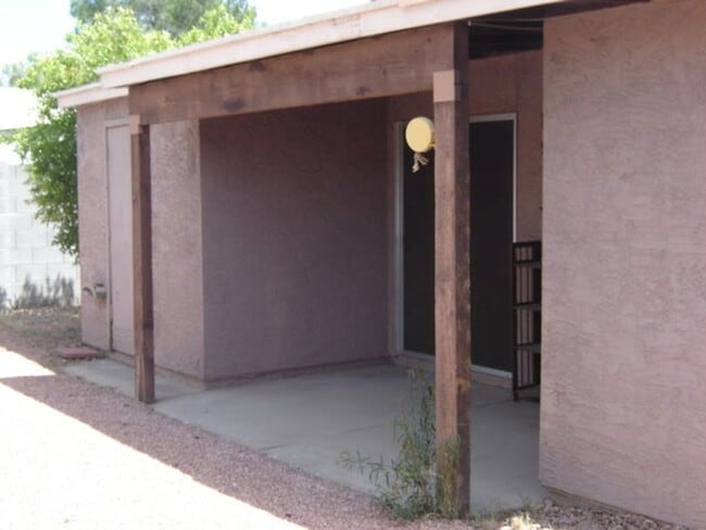 Building Photo - Awesome 2 bdrm house on corner lot in Nort...