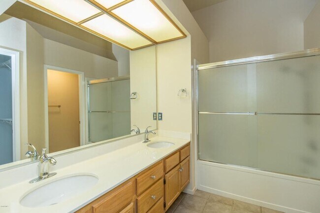 Building Photo - Modern Comfort Meets Tranquil Living in Newbury Park