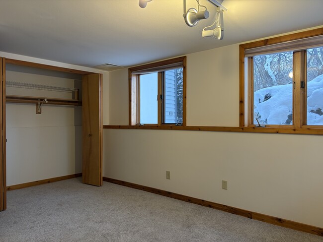 Building Photo - 6526 Bettys Ln