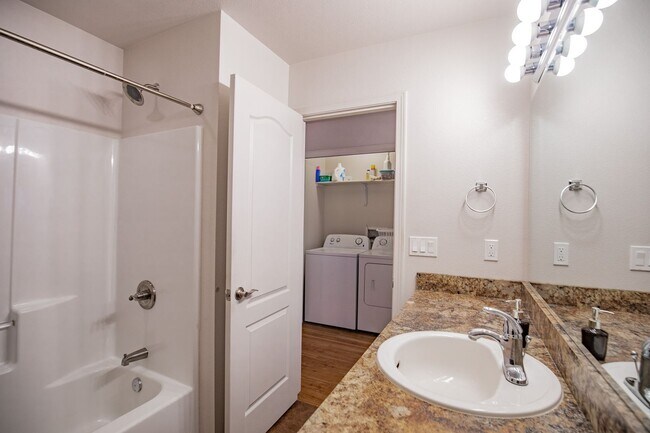 Building Photo - 800 Sherwood Dr