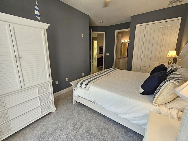 Building Photo - Seasonal Short-Term 2 Bedroom, 2.5 Bath Multi-Level Condo with Balcony and Patio located on Venic...