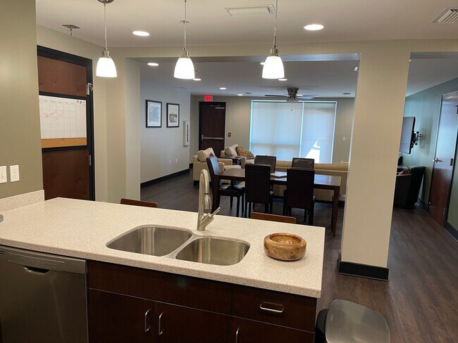 Building Photo - Beautiful Downtown Condo!