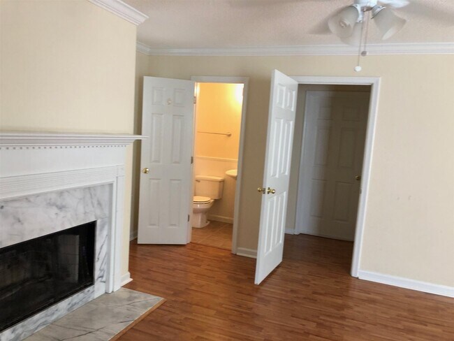 Building Photo - 638 N Fairfield Dr