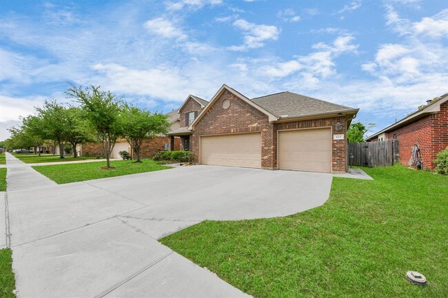Building Photo - 122 Persimmon Dr