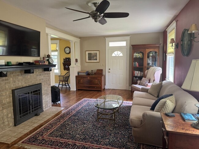 Building Photo - Charming 3-Bedroom Home in Desirable Allis...