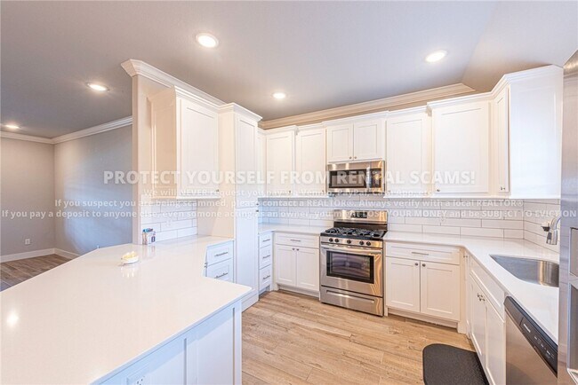 Building Photo - 533 Brinley St