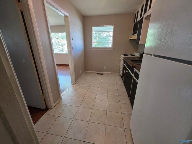 Building Photo - 905 Stevens Ct NE