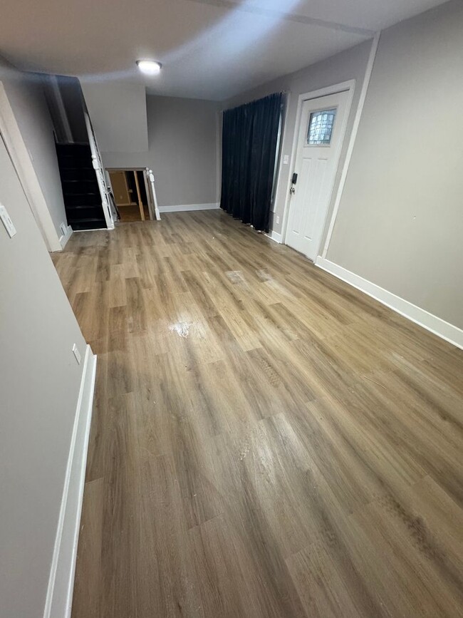 Building Photo - Spacious 6 bedroom - **1 MONTH FREE RENT**