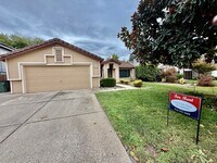 Building Photo - Great home available NOW