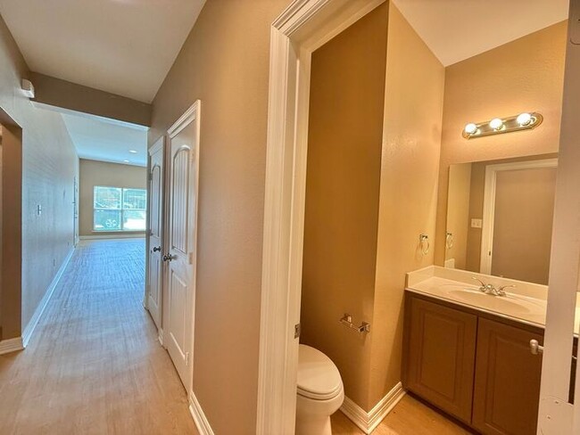 Building Photo - 4 Bedroom 3.5 Bath Duplex in East Tyler!