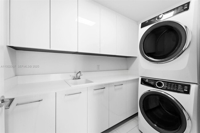 Building Photo - 153 N Seabreeze Blvd