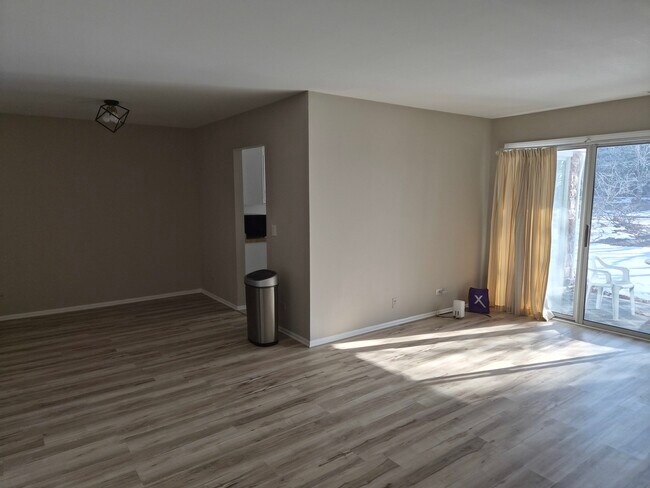 Building Photo - 271 Southwick Ct