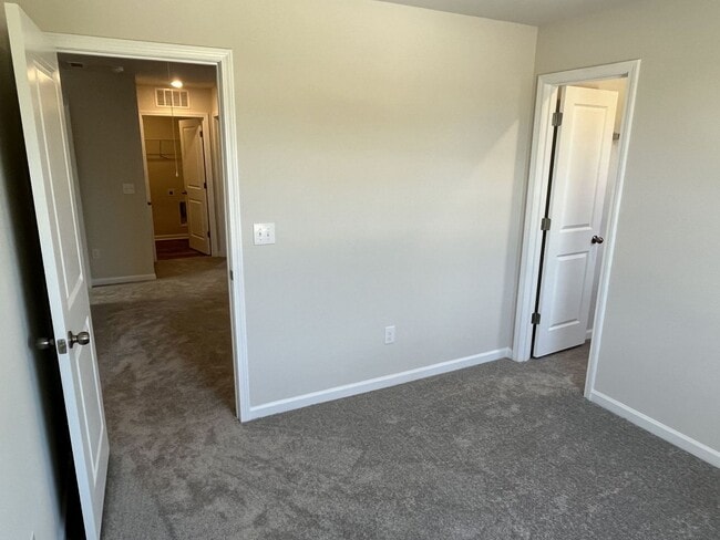 Building Photo - COMING AUGUST 2026!!! Newer 4 Bed Home in University Area