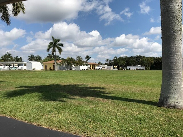 Building Photo - 16300 Pine Ridge Rd