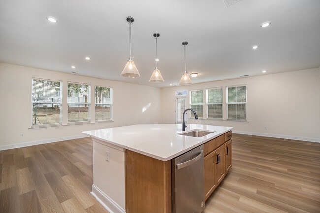 Building Photo - 6101 Mariemont Cir