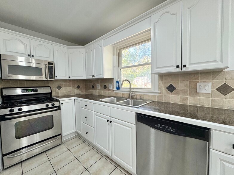 Building Photo - 2226 W 74th Ter