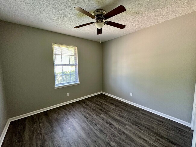 Building Photo - LARUAW 1103