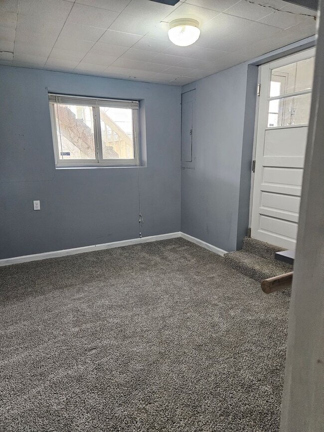 Building Photo - Spacious Bi-level home in New Albany