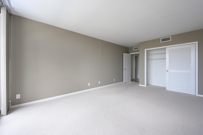 Building Photo - 525 S Flagler Dr