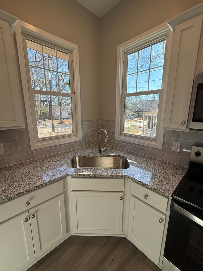 Building Photo - 4 Bedroom Fully Remodeled House Located in Five Points!