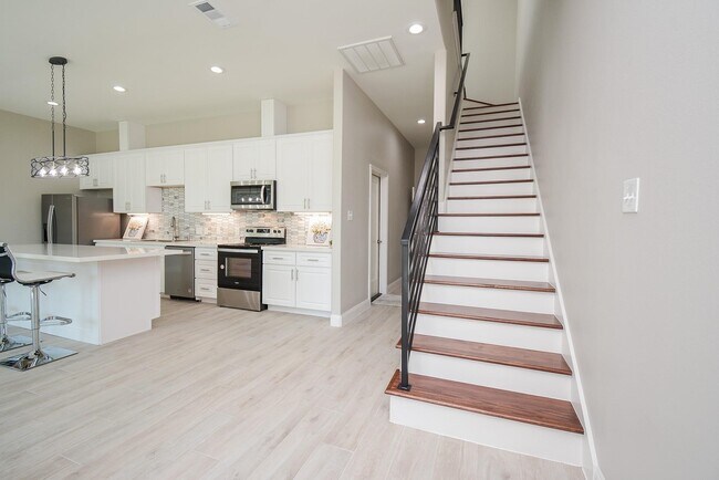 Building Photo - 147 S 66th St