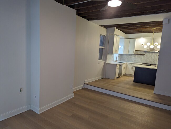 Building Photo - 615 E Thompson St