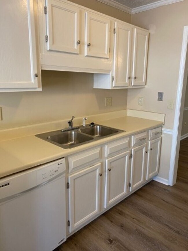 Building Photo - Charming Townhouse in East Cobb!