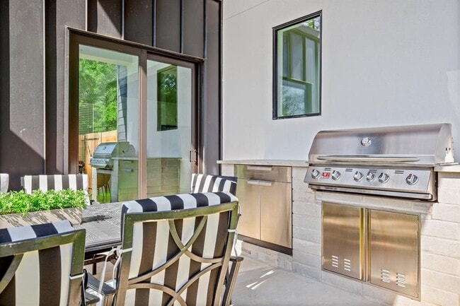 Building Photo - 1006 Winsted Ln