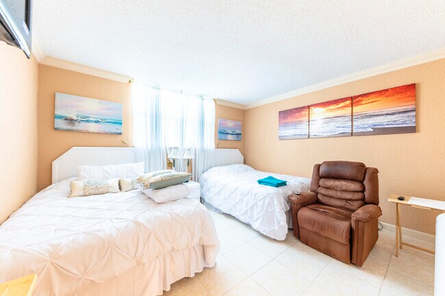 Building Photo - 4001 S Ocean Dr